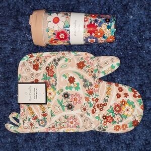 🌸 Set of Vera Bradley Prairie Paisley pot holder/oven mitt & travel mug!